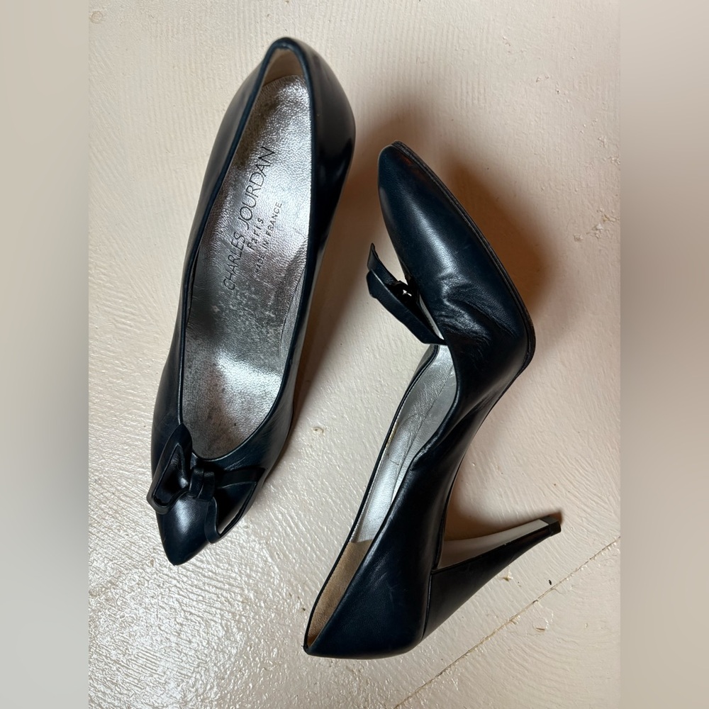 Elegant Parisian Navy Heels with Bow Accent